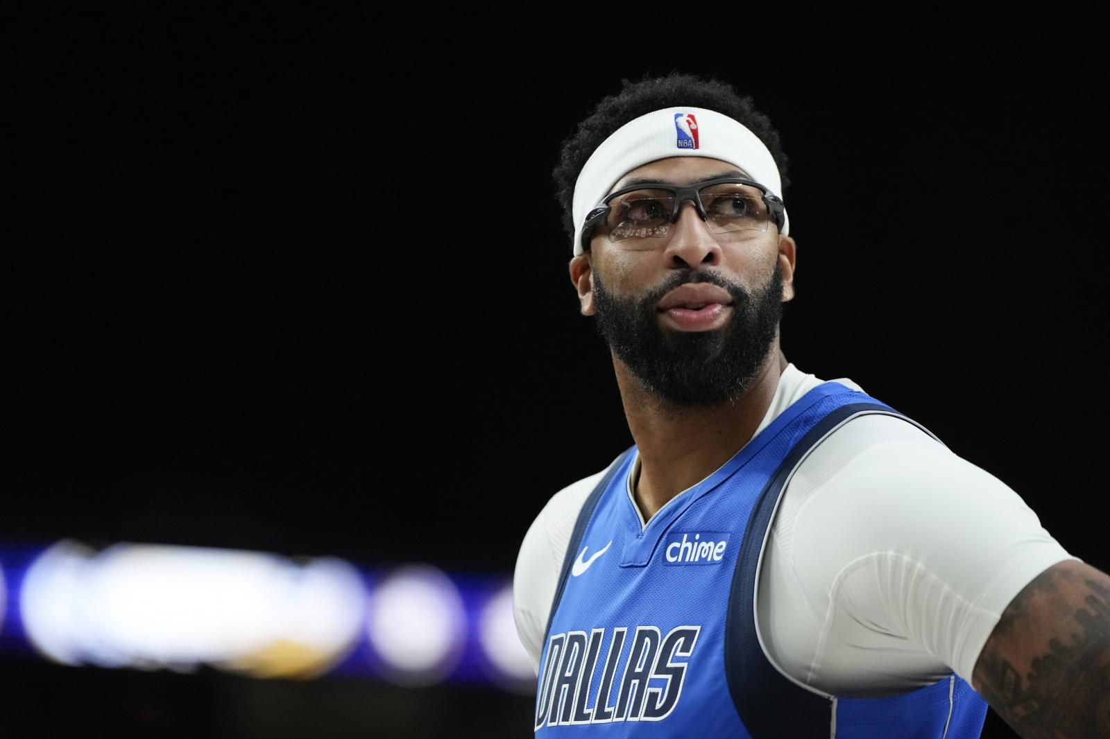 ESPN: Теперь владелец Mavericks должен решить, вернутся ли густые брови в игру. Первый попросил вернуться.